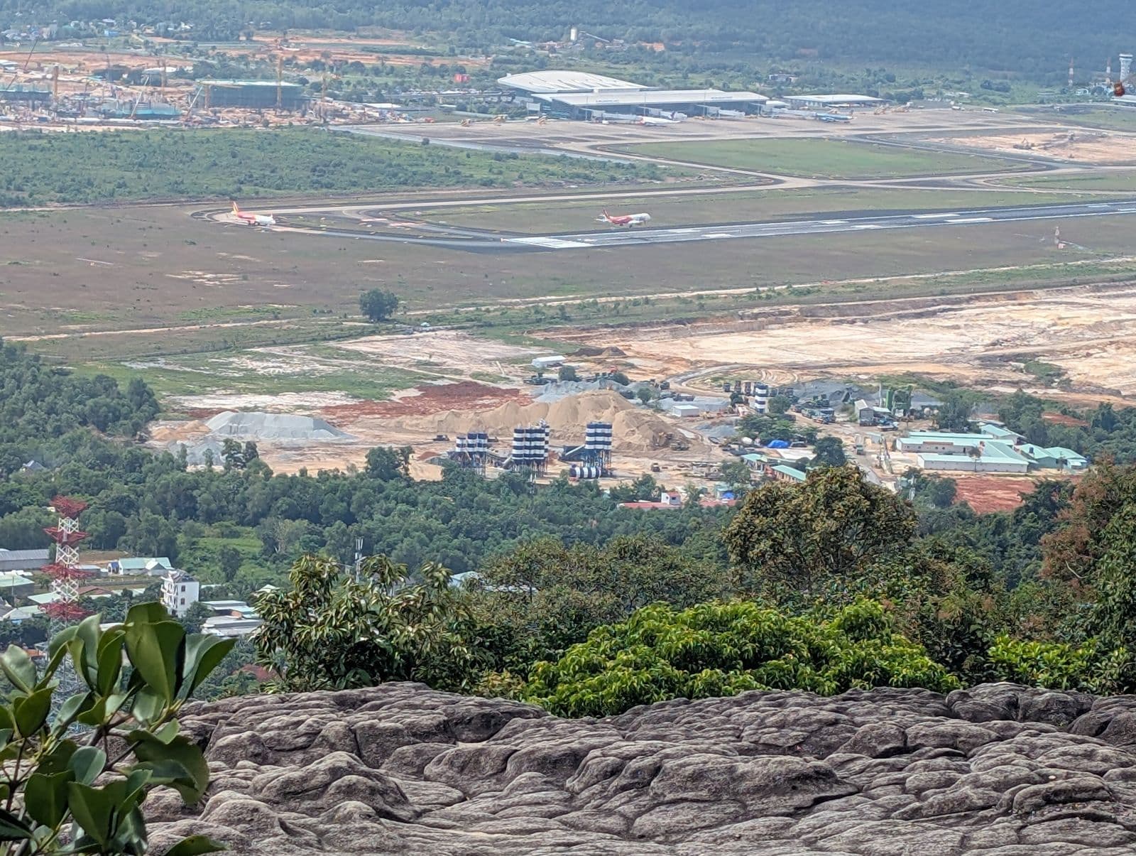 Khu vực quanh Cảng hàng không quốc tế Phú Quốc nhìn từ trên núi ngày 13/11/2025. Ảnh: Elmschrat, Wikimedia Commons (CC0).