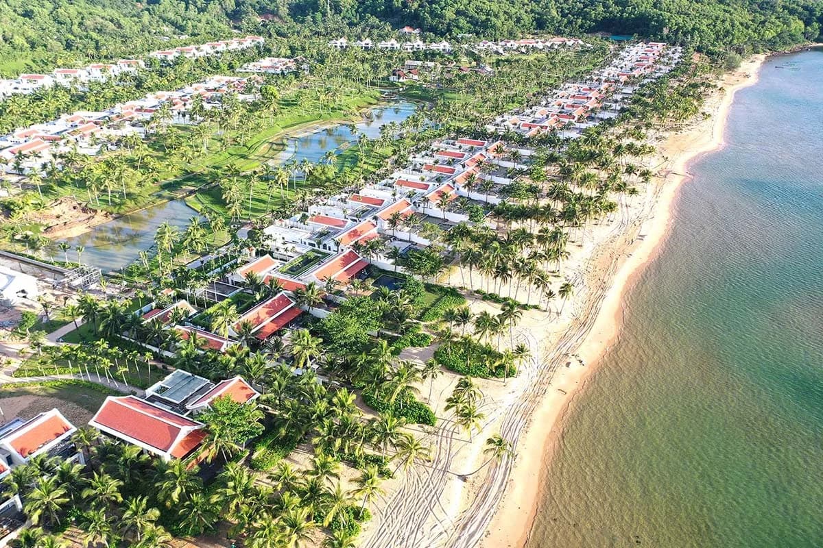 Phối cảnh dãy Beach Villa sát bờ biển nhìn từ trên cao